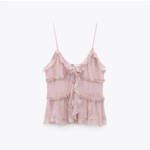 Ljusrosa volangtop från Zara - Supersöt ljusrosa linnetopp från Zara med tunna axelband och flera volangdetaljer. Toppen har en feminin look med knyt framtill och är perfekt för varma dagar.💞💞