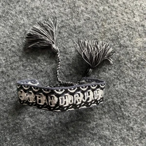 Dior armband svart vit - Jätte snygg dior armband skicka medellande vid frågor🙏, har två till inne på min profil