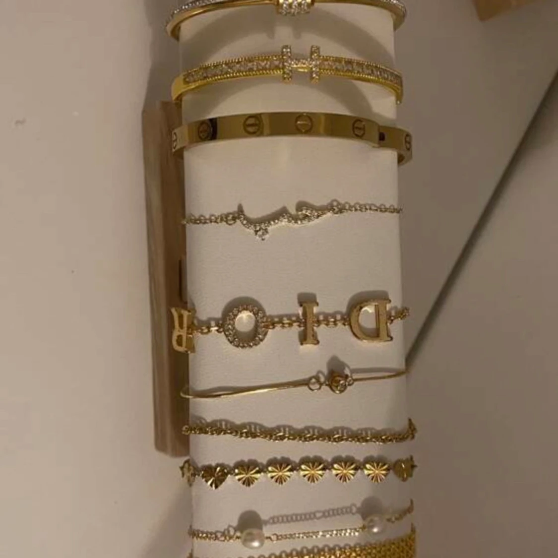 Armbandställ i trä och vitt konstläder - 1