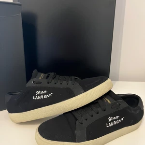 Svarta sneakers från Saint Laurent - Svarta skor från saint laurent. Box med och påse. Jätte bra kvalitet perfekt för sommaren. Använd runt 3 gånger. 