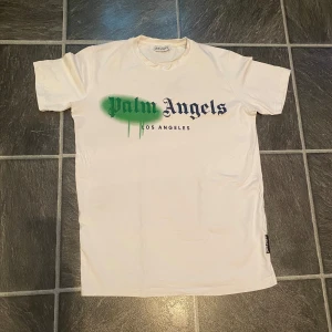 Vit t-shirt från Palm Angels - Vit t-shirt från Palm Angels i storlek S, passar även M