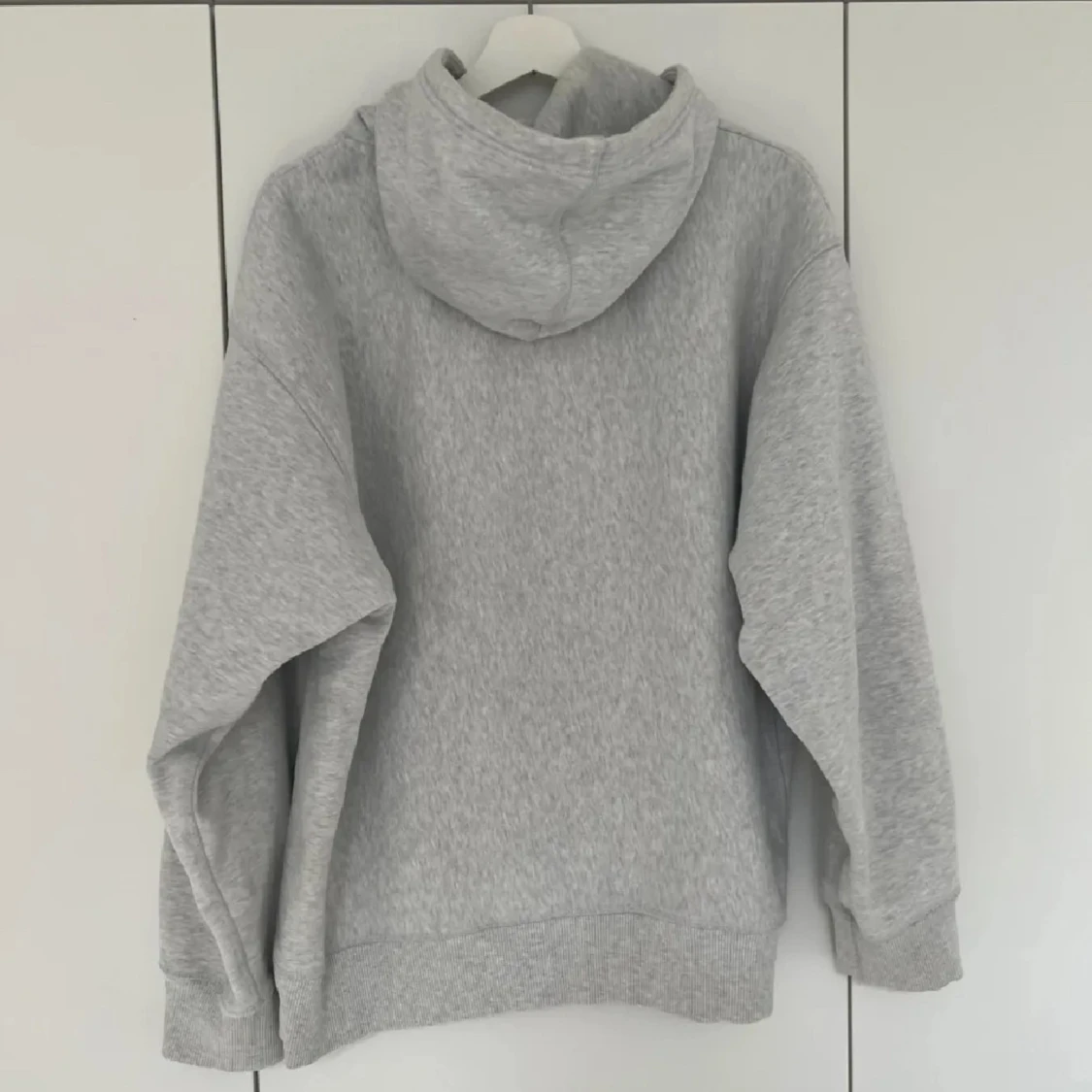 ARKET ljusgrå hoodie - 1