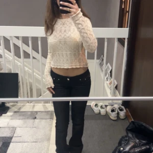 Trendig croppad stickad tröja - Perfekt att styla med jeans eller kjol, använd endast en gång! 