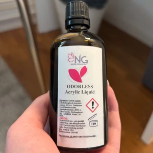 Odorless Acrylic Liquid från NG Nagelgiganten - Odorless Acrylic Liquid i mörk glasflaska med svart skruvkork. Produkten används för akrylbaserade nagelbehandlingar och är luktfri. Perfekt för dig som vill bygga eller förstärka naglar hemma eller i salong.