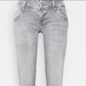 Gråa ltb jeans - Snygga grå jeans som är slutsålda, jeansen har normal passform och raka ben, samt klassiska bakfickor med dekorativa sömmar. Skriv om ni vill ha bilder med jeansen på osv, dom är lite stora på mig därav inga bilder upplagt här! Skit snygga!! Skriv om ni har några frågor, är öppen för prisförslag💕