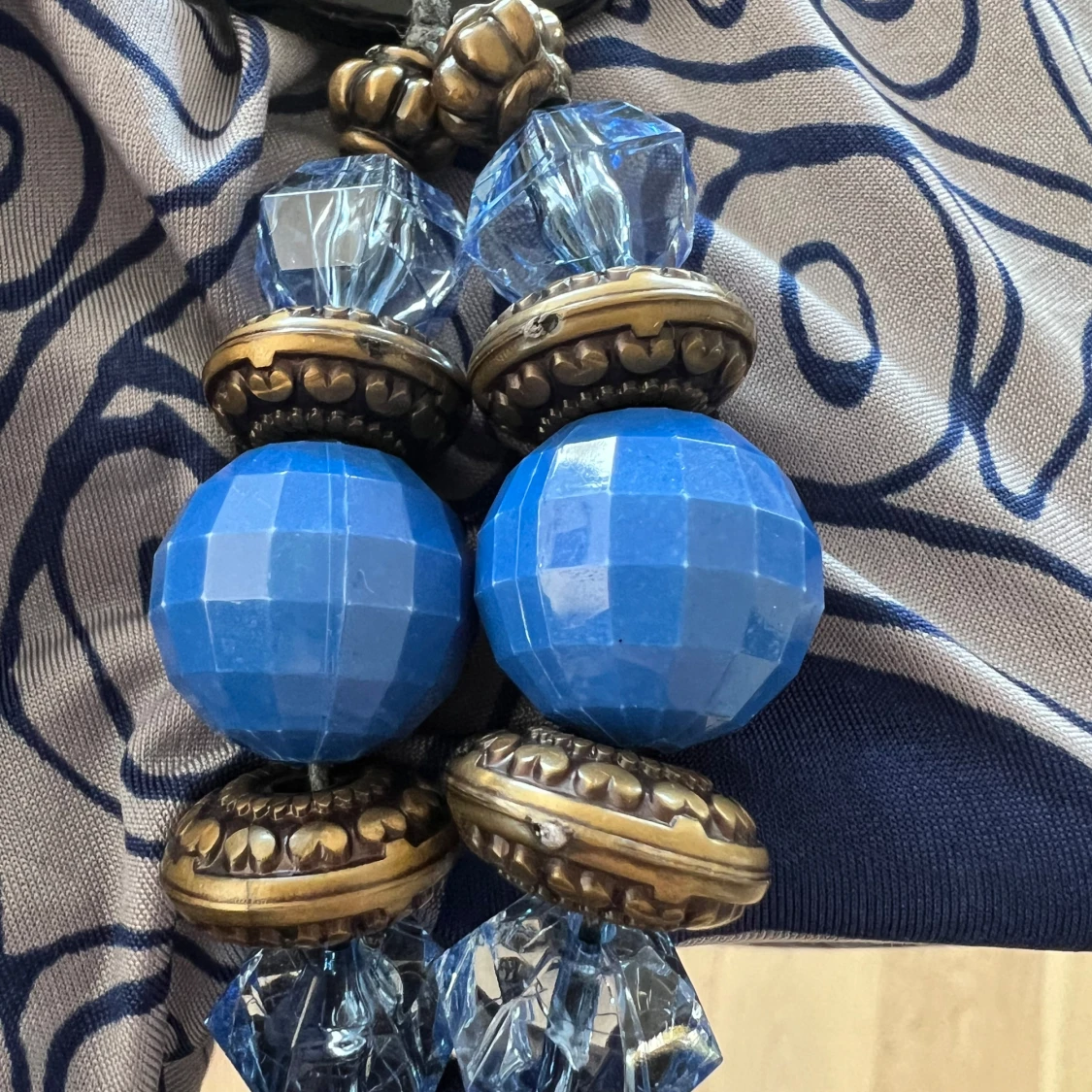 Blå mönstrad långklänning med halterneck - 3