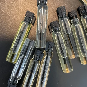 Parfymprover i glasflaskor med svart kork - Hela vanilla lovet kitet från essnce, har testat alla en gång men tyvärr ingen ny som passade mig. Men flera goda! Alla är på 3ml och alla är mer än halvfulla då jag bara tagit pytteliten ”dutt” av varje😊 nypris 300, säljer för 220