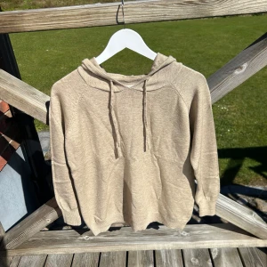 Merinoull tröja  - Beige snygg merinoull tröja i storlek S men är liten i storlek så passar XS, perfekt nu till våren och sommaren, hör av er vid funderingar!