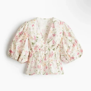 Blommig blus med puffärmar - Intressekoll på denna superfina blusen som är slutsåld överallt 🩷 Kom med prisförslag, startar på 350 kr