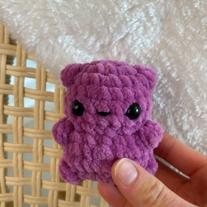 Virkad lila björn (handgjord) - Säljer denna virkade lila björnen som jag har gjort själv:) säljer även på instagram, @teastyyle🌸🥰