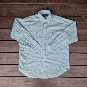 Ralph lauren skjorta Large - 📊 Färg: Vit & Grön  📏 Storlek: Large (L)  📐 Mått: Längd - 79cm Axelbredd - 50cm  ♻️ En långärmad vit & grön Ralph lauren skjorta i storlek L. Väldigt bra skick, inga fläckar, hål eller defekter! Perfekt nu när det börjar bli varmare och sommaren kommer!☺️  👕 Material: 100% Bomull  #mensfashion #mensstyle #ralphlauren #classicstyle #buttondown #shirt #fashion #Vintage #Ralphlaurenskjorta