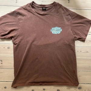Stussy x Our legacy T-shirt - Fet Stussy X Our legacy t-shirt perfekt till sommaren    Storlek: L/XL Knappt använd  Jag är 191 och väger 86 kg 