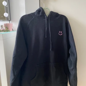 Louis Tomlinson merch ”Walls” - Svart Louis Tomlinson hoddie i stolek L. Rosa ”Walls” detaljer🩷. Knappt använd.