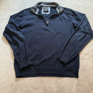 Mörkblå Quarter Zip - Säljer en mörkblå långärmad tröja, Skulle säga att den passar L, men jag som har M funkar den till.