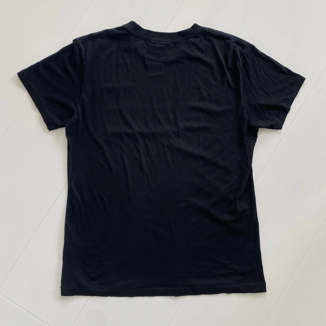 Svart t-shirt med text från GANNI - 2