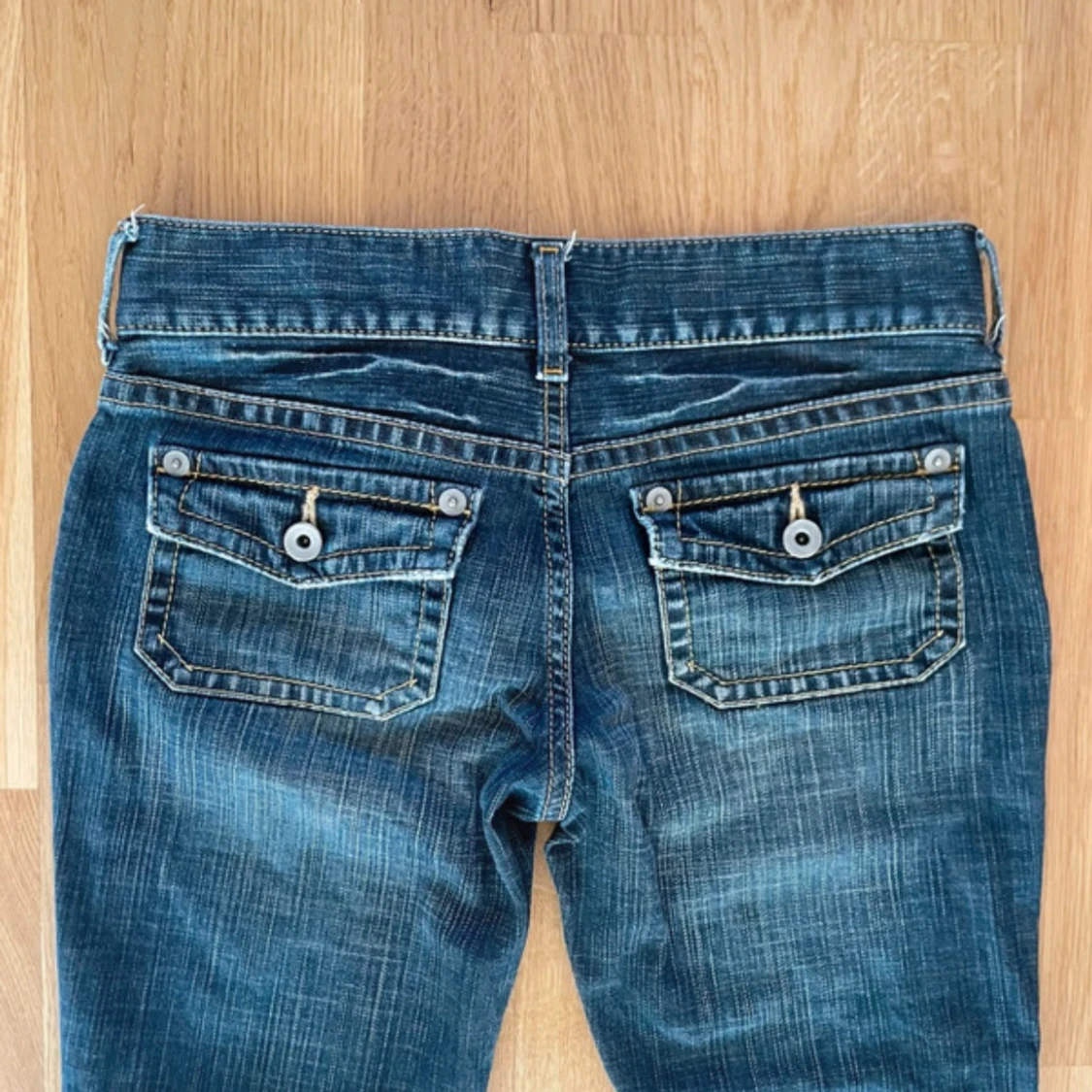 Blå bootcut jeans med fickdetaljer - 2
