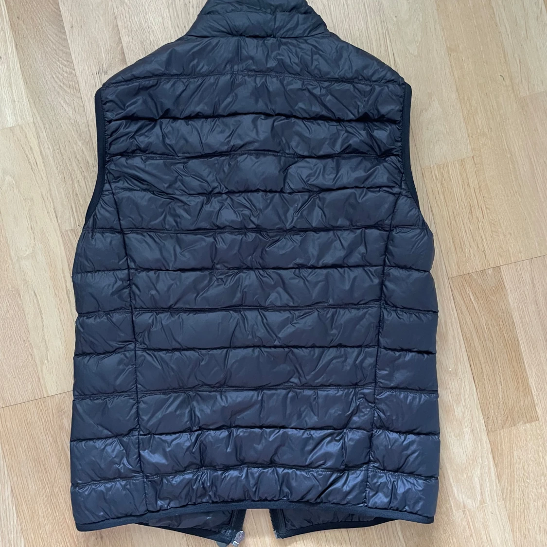 Svart dunväst från Emporio Armani EA7  - 2