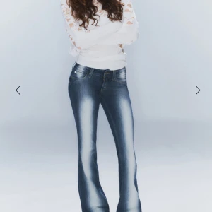 Blå bootcut jeans med slitningar - Säljer dessa weekday jeans i nytt skick storlek 24/32 säljer för 490kr💞