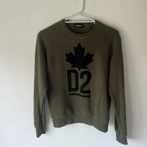 Dsquared2 tröja - Hej! Säljer nu ett snygg och eftertraktad tröja från märket dsqaured2. 👕Tröjan har en oliv grön färg som är väldigt snygg och populär perfekt för att få liv i sin outfit🌴. Tröjan är endast använd några fåtal gånger! Pris kan diskuteras!😁 kontakta mig vid minsta fråga🙌