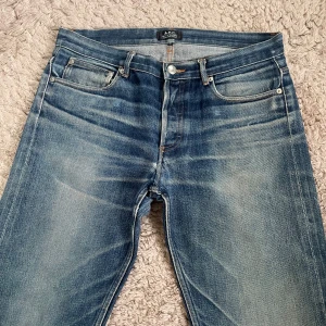 Apc selvedge jeans - Tja säljer dessa feta selvedge jeans från apc i storlek 31. Midja - 43cm. Ytterben - 111,5cm. Fot 18cm. Fint skick med feta tvättningar och slitningar, hör av dig vid frågor.