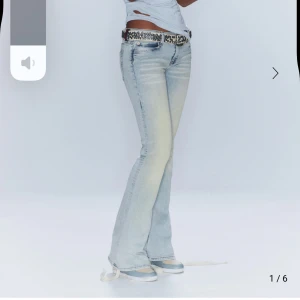 Ljusblå weekday bootcut jeans med slitningar - Cheap monday, Säljer ett par ljusblå bootcut jeans med snygga slitningar framtill och klassiska fem fickor. Jeansen har låg midja och stängs med dragkedja och knapp. Perfekta för en avslappnad och trendig look.