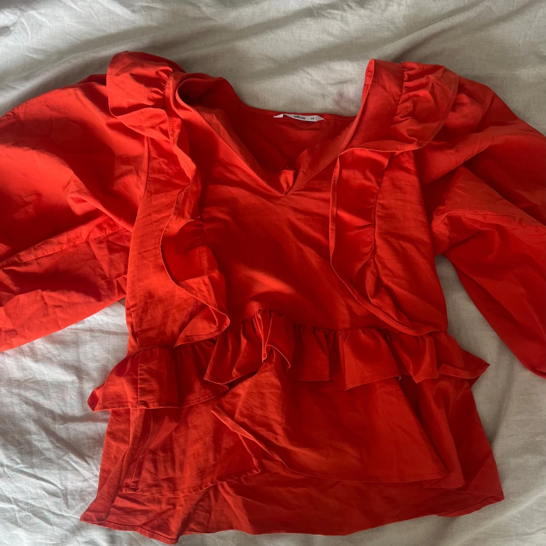 Röd blus med volanger från ellos. - 2
