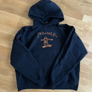 Thrasher hoodie  - Thrasher hoodie, använd 3-4 gånger så i mycket fint skick! Någon mindre defekt kan förekomma men i helhet väldigt fin! Jätte nice boxy passform :)