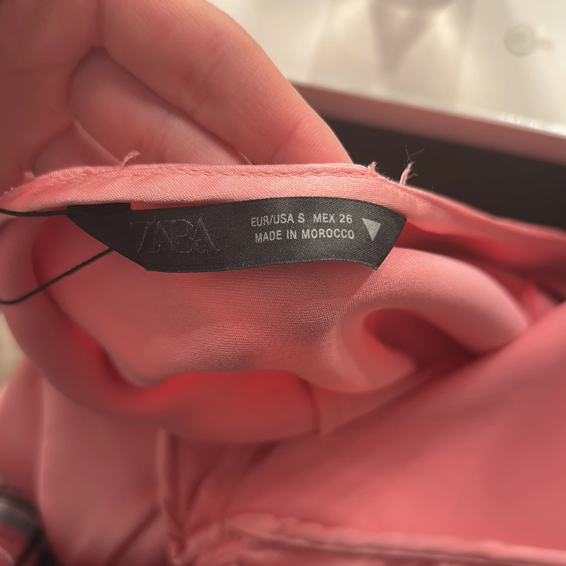 Rosa långklänning i satin från Zara - 2