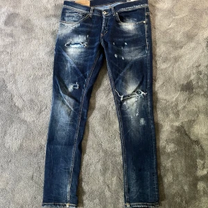Dondup destroyed Geroge blå jeans - Säljer ett par Dondup George blå destroyed jeans. Dessa e extremt populära och just denna modell är jättesvår att få tag på beggat. Skick 9/10, det är byxorna på bilden. Fraktas samma dag. Hör av dig vid frågor!