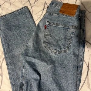 Levi's 501 ljusblå jeans - ljusblå Levi's 501 jeans, knappast använda mycket fin skick storlek W30 L30