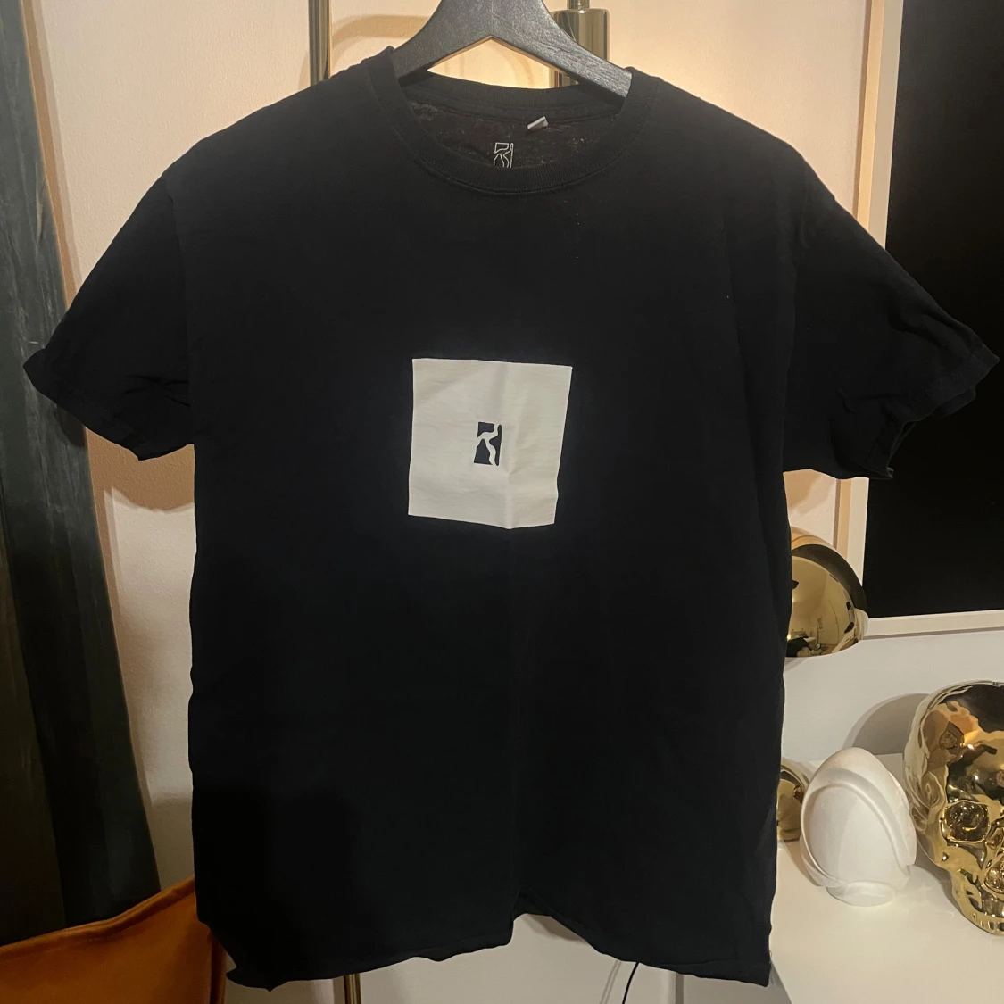 Svart t-shirt med vit logga