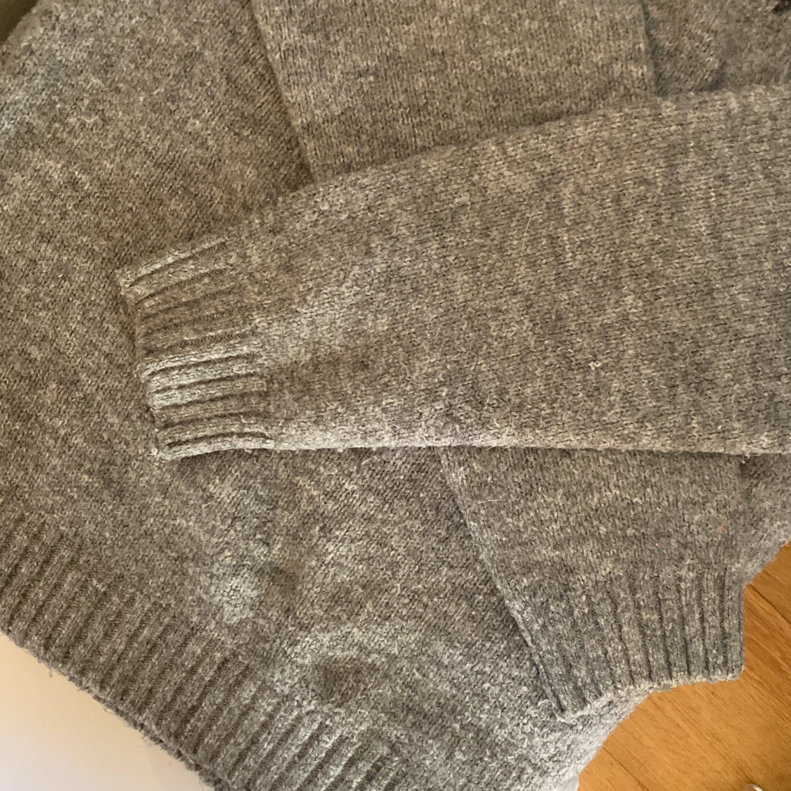 Grå stickad tröja med mönster - 2