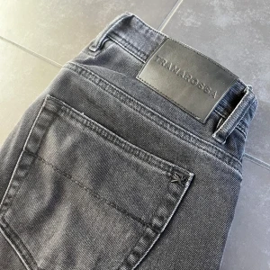 Tramarossa jeans - Säljer nu mina tramarossa jeans som jag köpte nya i butik i april. Dom är endast använda fåtal gånger och säljer pga fel storlek. Dom är i nästintill nyskick. (Byte mot svarta cohens i samma skick är intressant). Hör gärna av dig vid mer frågor! 84 cm i midjemått! Nypris på dessa är ungefär 4500kr och säljer dessa för 1000kr