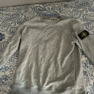 Grå sweatshirt från Stone Island - säljer en stone island tröja för den använda inte längre pris kan diskuteras. Storlek M men passar även L 
