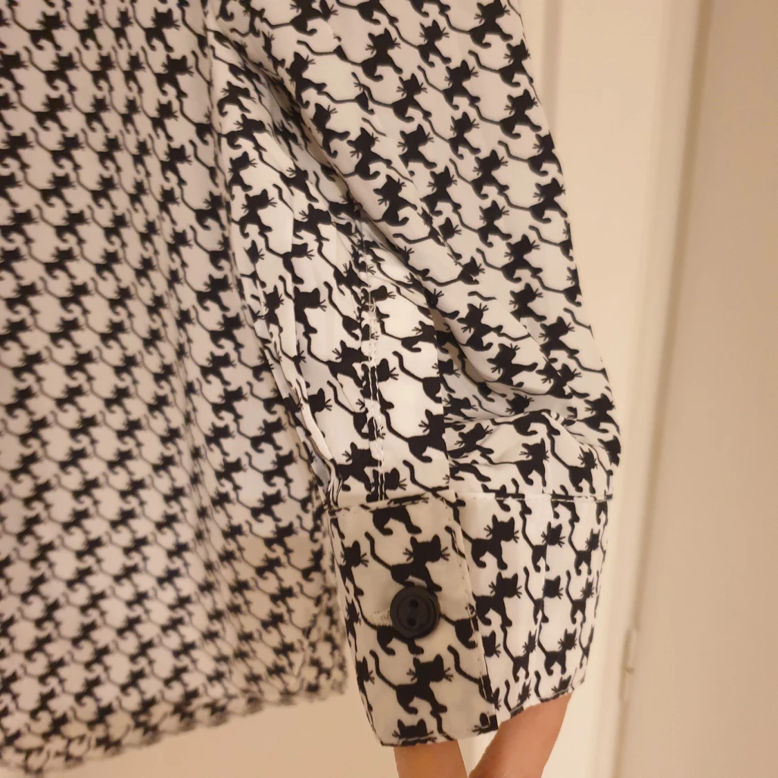 Svartvit blus med kattmönster från Laura Kent - 3