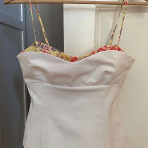 Zara topp - Säljer denna ursnygga och populära topp!! Endast provad och är annars i helt nyskick💕säljer då den inte passade