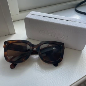 solglasögon från CHIMI - Snygga solglasögon från Chimi i modellen 08 tortoise, sparsamt använda men har työvrr lite repor som man ser på bilden. Utöver reporna är de nyskick! Nypris 1400kr