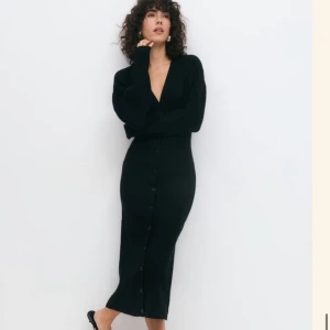 Svart ribbad långklänning med knappar - Använd 1 gång, gillar inte stilen på mig. Köpt för 599kr🫶🏽