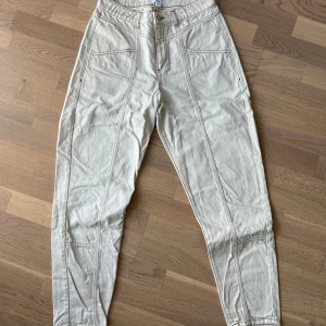 Off white jeansbyxor från Miss Selfridge - Säljer ett par off white jeansbyxor från Miss Selfridge med synliga sömmar och klassiska fickor både fram och bak. Byxorna har hög midja och raka ben, tillverkade i denim med snygga detaljer ❤️
