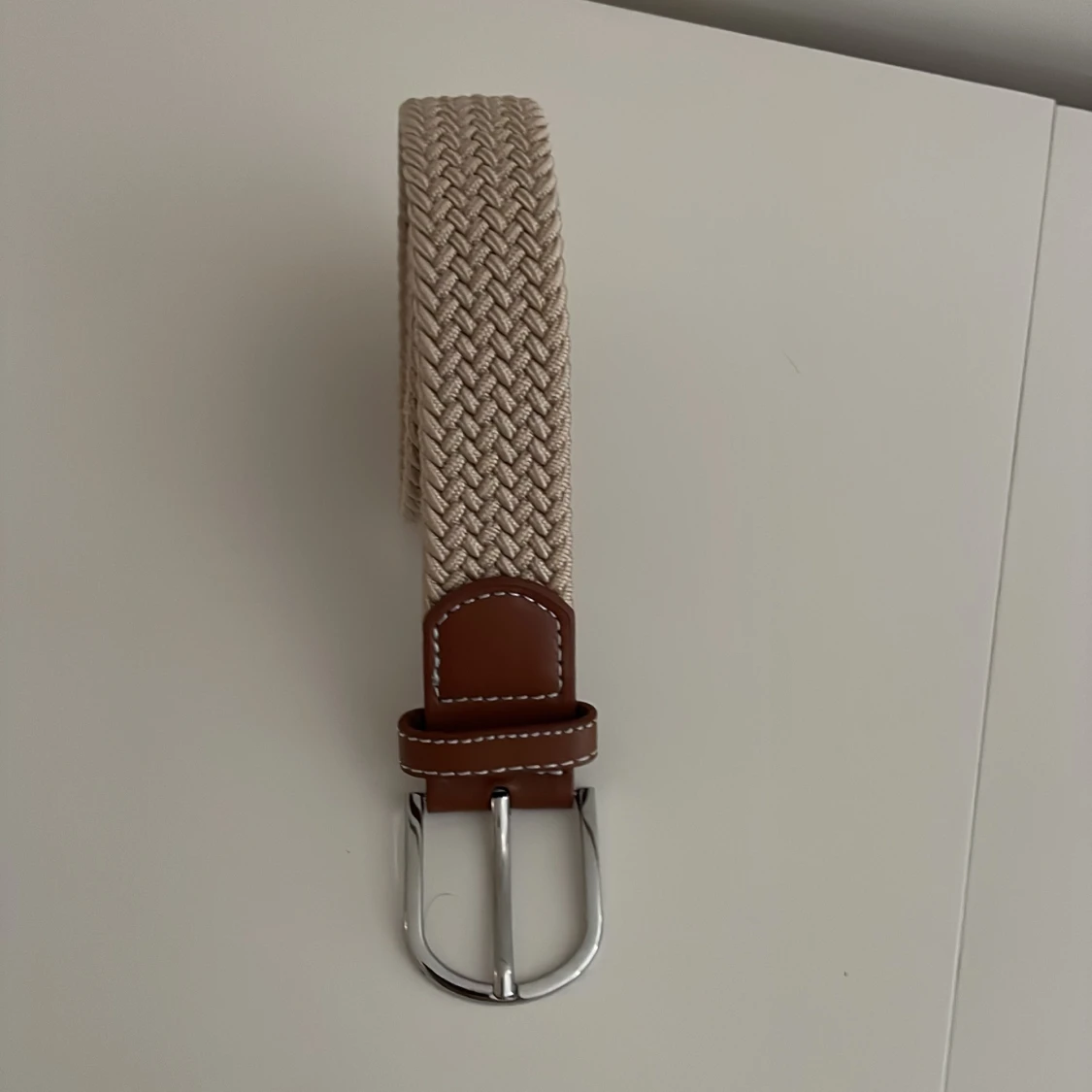 Beige flätat bälte med läderdetaljer - 2