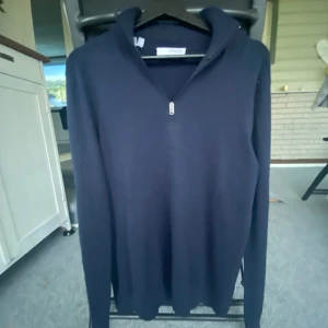 Mörkblå hoodie från Selected Homme - Jag säljer en blå half zip tröja från Selected homme. Den är i ett bra skick använd typ 1-2 gånger säljer då den är för stor. Ny pris 399 skriv om ni har nå frågor 