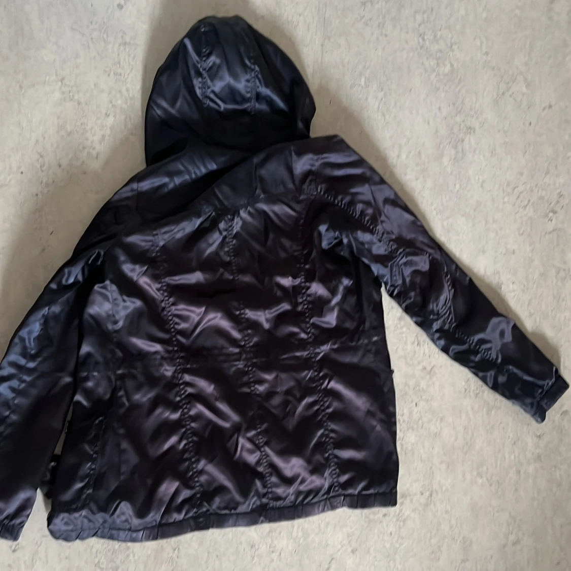 Svart jacka med huva och knytband - 4