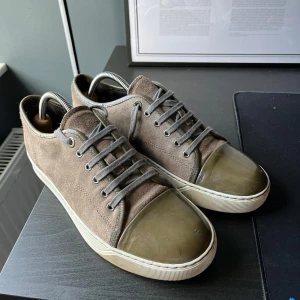 Lanvin skor - Lanvin skor i storlek 8 ( passar 43/44) Skorna är i bra skick, finns vissa extremt små tecken på att dom är använde, ett extremt litet jack på cap toen och något under sulan men inget som synd super tydligt, detta är ett par rejält snygga skor för priset. Självklart äkta.