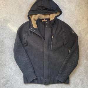 Grå sticksd cardigan med foder - En riktigt fet Stickad cardigan med foder i luvan, perfekt till vår/sommar kvällar🌤️ | Skick: 9,5/10 | Hör av er vid fler funderingar!👊 