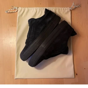 Axel arigato clean 360 laceless - Säljer ett par svarta sneakers från Axel arigato i mocka, storlek 43. Skorna är laceless och ligger på 2500kr nypris. Pris kan diskuteras