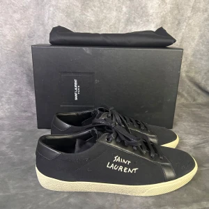 HELT NYA saint laurent courtclassic sneakers - HELT NYA | Size 41 | box och dustbags medföljer | Nypris 7000 vårt 3999 | fraktar spårbart inom 24 timmar med PostNord eller instabox |