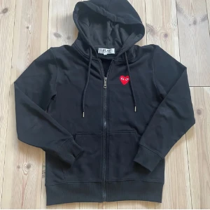 CDG Zip Hoodie - Riktigt stilren CDG zip hoodie. Färg: Svart Storlek: M fits S Skick: 9.9/10 Bara att skriva vid någon fråga ☺️