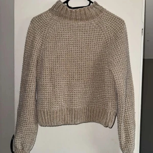 Beige stickad tröja - Säljer en mysig beige stickad tröja med grovstickat mönster.