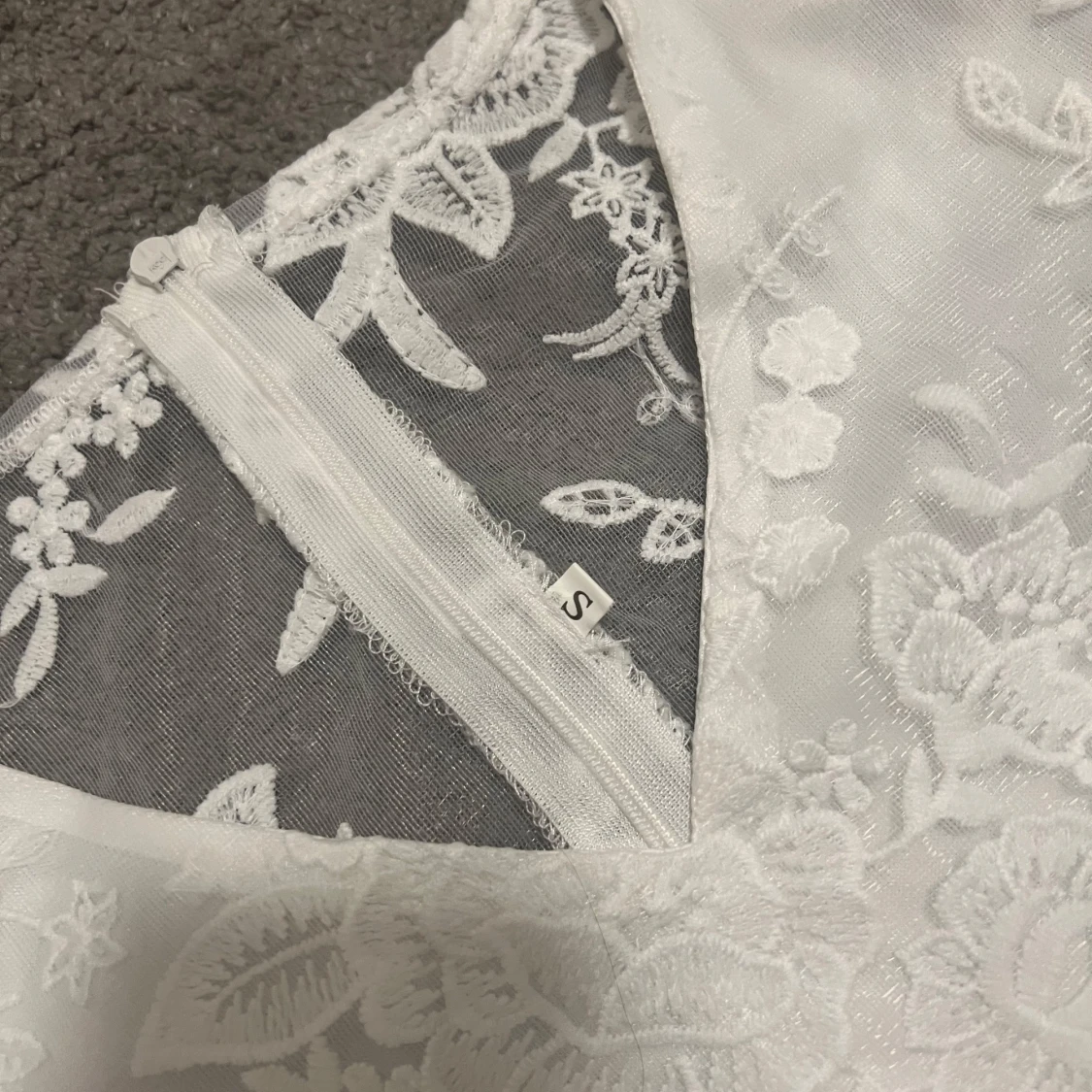 Vit klänning med blommigt mönster - 4