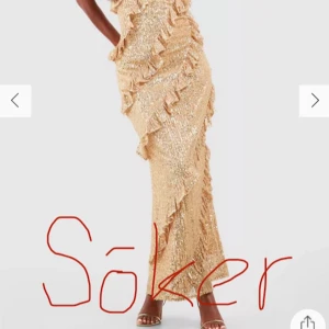 Glittrig volangklänning - Jag söker efter denna guldiga långklänning med volanger och palijeter från Boohoo som är slutsåld. 